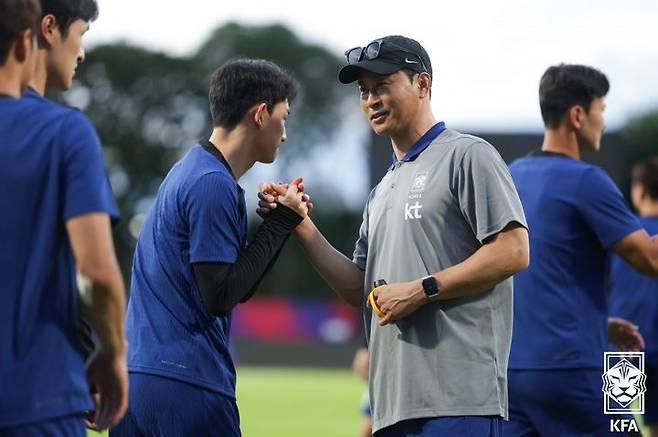 [서울=뉴시스]김도훈 축구대표팀 임시 감독이 3일(현지시각) 싱가포르 비샨 스타디움에서 대표팀 선수들과 인사하고 있다. (사진=대한축구협회 제공)