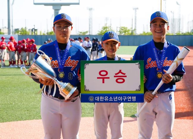 성동구유소년야구단(김현우 감독)이 ‘2024 화성시장배 전국유소년야구대회’에서 우승을 차지했다. / 대한유소년야구연맹