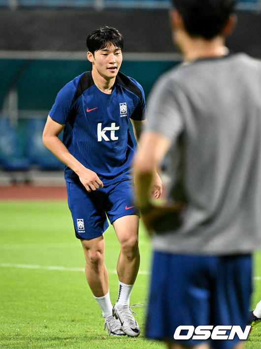 [OSEN=비샨(싱가포르), 조은정 기자] 김도훈 임시 감독이 이끄는 한국 축구대표팀은 3일(이하 한국시간) 오후 8시부터 싱가포르 비샨에 위치한 비샨 스타디움에서 2026 국제축구연맹(FIFA) 북중미 월드컵 아시아 2차 예선 C조 5차전 싱가포르와 맞대결을 앞두고 첫 현지 훈련에 나섰다.한국과 싱가포르의 경기는 오는 6일 오후 9시 싱가포르 더 내셔널 스타디움에서 킥오프 한다.한국 축구대표팀 배준호가 훈련을 하고있다. 2024.06.03 / cej@osen.co.kr