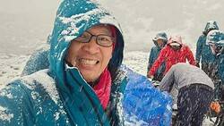 고도 4700m 베이스캠프에 도착하자마자 강력한 눈보라가 몰아치는 가운데 텐트를 치는 대원들을 배경으로 기자가 셀카를 찍었다. 사진 정병선 기자