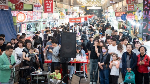 경북 구미시 원평동 새마을중앙시장 일원에 마련된 ‘낭만 야시장’이 방문객들로 북적이고 있다. 구미시 제공