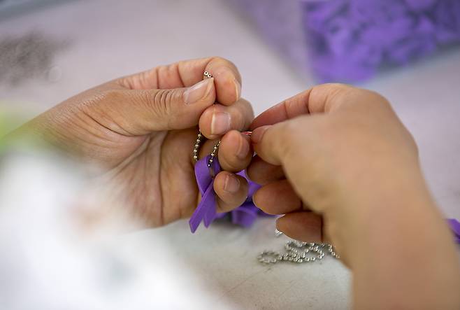 5월22일 오전 봉사활동을 하는 김미경씨가 리본을 만들고 있다. ⓒ시사IN 신선영