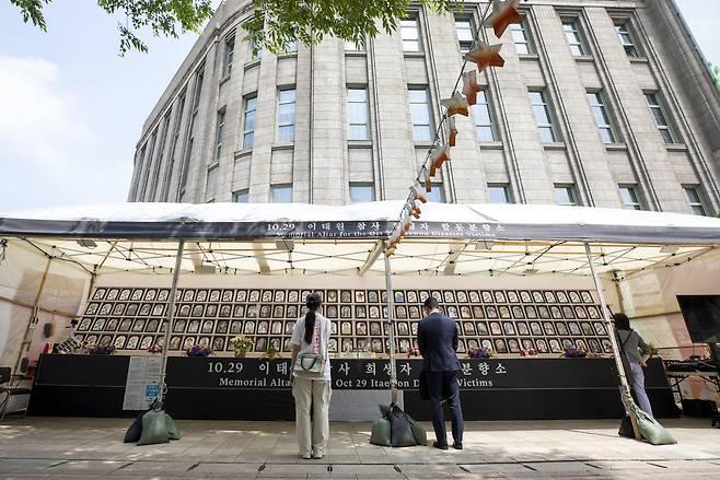 5월22일 서울시청 앞 이태원 참사 분향소에서 시민들이 참배하고 있다. ⓒ시사IN 신선영