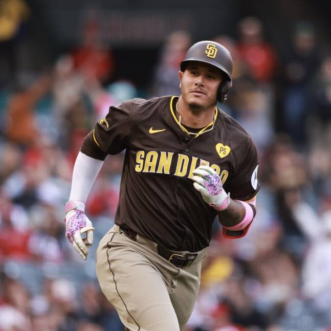 샌디에이고 파드리스 매니 마차도가 4일 LA 에인절스와 원정경기에서 선제 솔로 홈런을 날리고 미소짓고 있다. /사진=샌디에이고 파드리스 공식 SNS 캡처
