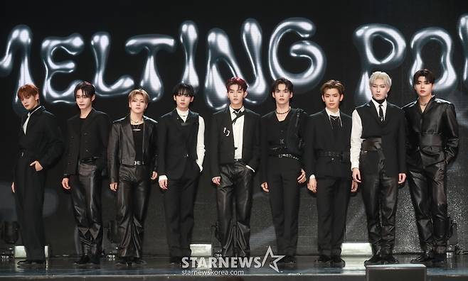 그룹 제로베이스원(ZEROBASEONE)이 6일 오후 서울 광진구 예스24라이브홀에서 진행된 미니 2집 'MELTING POINT'(멜팅 포인트) 발매기념 쇼케이스에서 포즈를 취하고 있다.  이번 앨범에는 타이틀 곡 '크러시'(가시)를 비롯해  '멜팅 포인트', '테이크 마이 핸드', '키즈 존', '굿나잇' 등 총 5곡이 수록됐다. /2023.11.06 /사진=이동훈