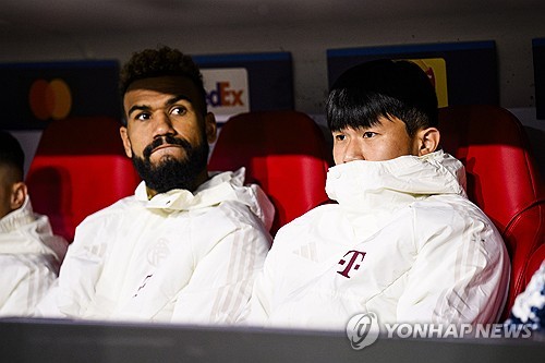 3일 독일 최고 축구 전문지 키커가 227명의 분데스리가 선수들을 대상으로 실시한 익명 설문조사에서 김민재는 3.5%의 득표율로 키미히와 함께 가장 실망스러웠던 필드 플레이어 공동 6위에 선정됐다. 나비 케이타가 압도적 1위를 차지한 가운데 2위는 니클라스 쥘레, 3위는 다요 우파메카노 4위는 레오나르도 보누치, 5위는 레온 고레츠카로 조사됐다. 김민재와 키미히가 공동 6위를 기록했고, 알폰소 데이비스가 8위를 차지했다. 로빈 고젠스, 도니 판더비크가 2.2%로 공동 9위에 올랐다. 연합뉴스