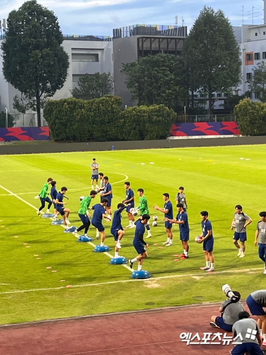 김도훈 감독이 이끄는 대한민국 축구 국가대표팀이 4일 싱가포르에 있는 비샨 스타디움에서 소집 이틀 차 훈련을 진행했다. 대한민국 축구 대표팀은 오는 6일 오후 9시 싱가포르 국립경기장에서 싱가포르 축구 대표팀과 2026 국제축구연맹(FIFA) 북중미(미국-캐나다-멕시코 공동 개최) 월드컵 아시아지역 2차 예선 C조 5차전을 치른다. 싱가포르, 김정현 기자