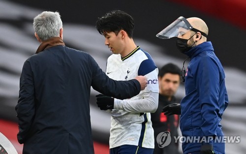 영국에서 손흥민이 토트넘 홋스퍼를 떠나 튀르키예 페네르바체로 이적해 은사 조세 무리뉴와 재회할 수 있다는 충격적인 소식이 나왔다. 4일 영국 풋볼365에 따르면 손흥민은 최근 페네르바체에 부임한 무리뉴가 올 여름 영입할 수 있는 5인 중 한 명으로 포함됐다. 매체는 손흥민과 토트넘의 계약이 1년 남았다는 점, 토트넘이 이적료를 받고 손흥민을 판매할 수 있는 마지막 시기라는 점, 손흥민 이후 시대를 준비해야 한다는 점을 이유로 방출 가능성을 제기했다. 연합뉴스