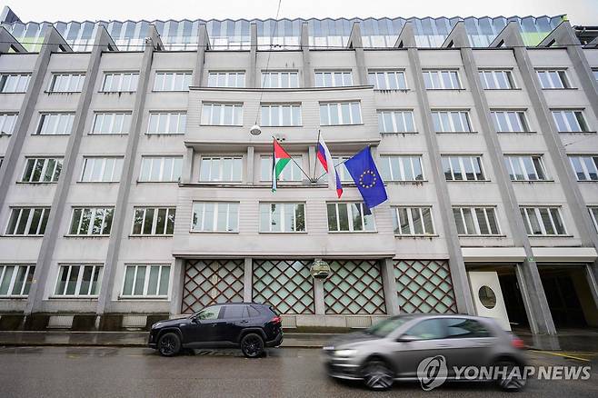 슬로베니아 정부 청사에 슬로베니아 및 유럽연합(EU) 국기와 함께 걸린 팔레스타인 국기  [AFP 연합뉴스 자료 사진. 재판매 및 DB 금지]