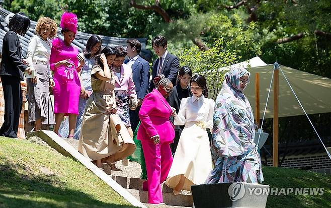 [한-아프리카 정상회의] 김건희 여사, 아프리카 정상 배우자와 오찬 (서울=연합뉴스) 홍해인 기자 = 김건희 여사가 4일 서울 청와대 상춘재에서 열린 2024 한-아프리카 정상회의 배우자 오찬에서 참석자들과 이동하고 있다. 2024.6.4 [대통령실 제공. 재판매 및 DB 금지] hihong@yna.co.kr