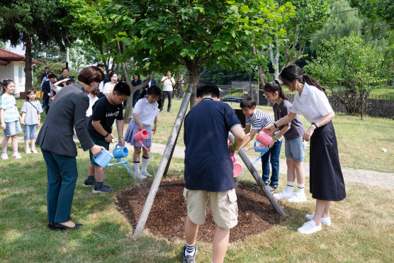 김건희 여사와 한화진 환경부 장관, 어린이들이 5일 서울 용산어린이정원에서 열린 ‘어린이 환경·생태 교육관’ 개관식에서 지난해 방한한 제인구달 박사가 식수한 산사나무에 물을 주고 있다. (사진=연합뉴스)