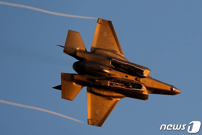 이스라엘 남부 공군기지에서 F-35 전투기가 공중 시범을 보이고 있다. 2021.06.24/ ⓒ 로이터=뉴스1 ⓒ News1 이종덕 기자