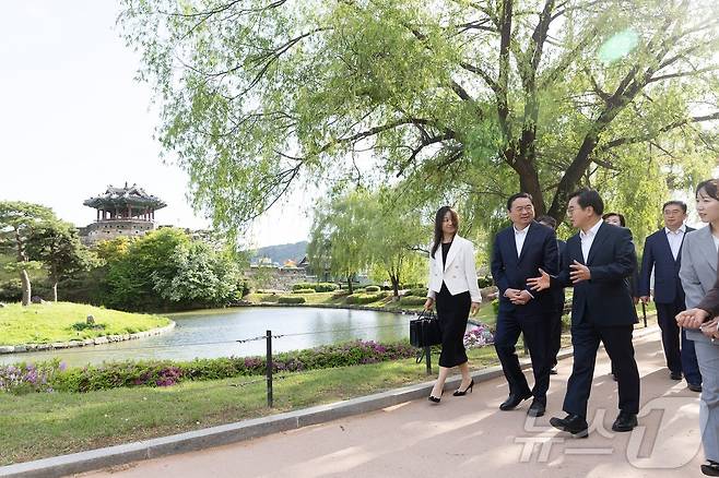 김동연 경기도지사가 하오펑 중국 랴오닝성 당서기와 교류 강화를 논의하고 있다.(경기도 제공)