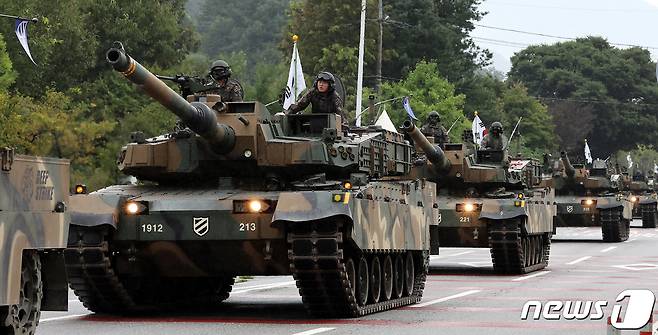 29일 강원도 춘천 일대에서 을지 자유의 방패(UFS)/타이거(TIGER) 궤도장비 대규모 기동훈련에 참여한 육군 제11기동사단 K2전차가 목표 지점으로 향하고 있다. 2023.8.29/뉴스1 ⓒ News1 박지혜 기자