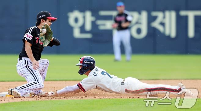 2일 오후 서울 송파구 잠실야구장에서 열린 프로야구 '2024 신한 SOL 뱅크 KBO리그' LG 트윈스와 두산 베어스의 경기, 두산 이유찬이 5회말 2사 1루 상황에서 2루 도루에 성공하고 있다. 2024.6.2/뉴스1 ⓒ News1 김진환 기자