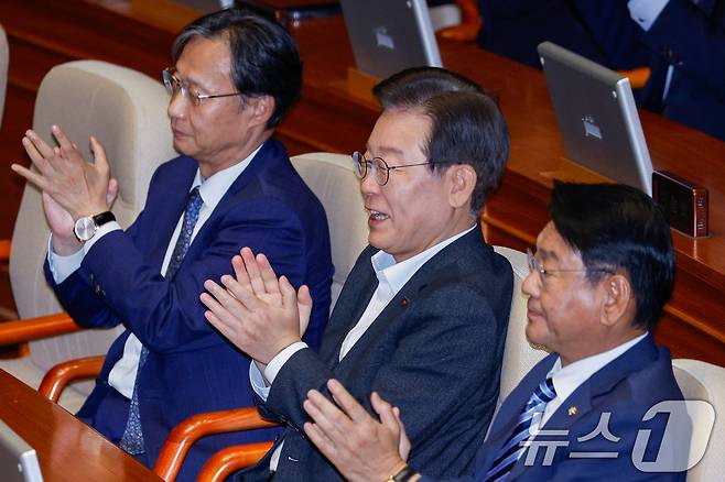 22대 국회 첫 본회의가 여당인 국민의힘 불참 속에 열린 5일 오후 서울 여의도 국회 본회의장에서 이재명 더불어민주당 대표가 우원식 국회의장 당선인사에 손뼉치고 있다. 2024.6.5/뉴스1 ⓒ News1 안은나 기자