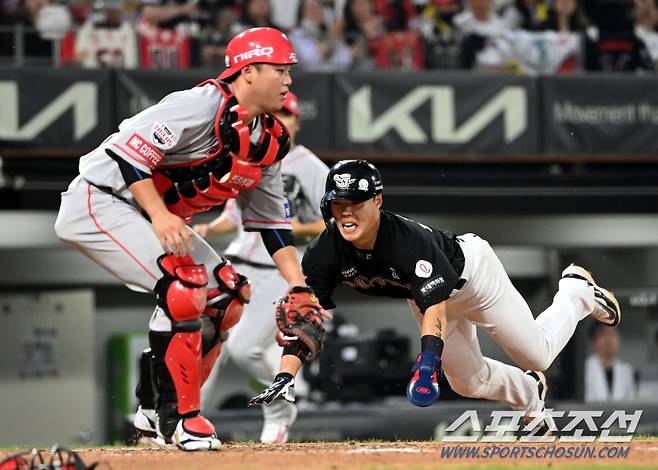 5일 광주KIA챔피언스필드에서 열린 롯데와 KIA의 경기, 5회초 1사 2루 롯데 레이예스의 우익수 플라이때 2루루자 고승민이 3루를 돌아 홈으로 돌진하고 있다. 광주=허상욱 기자wook@sportschosun.com/2024.06.05/