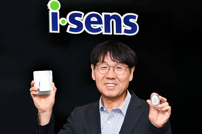 아이센스 남학현 대표가 서울 서초동 아이센스 본사에서 미국 시장을 겨냥해 개발한 연속 혈당 측정기인 케어센스 에어 2를 들고 있다./조선비즈
