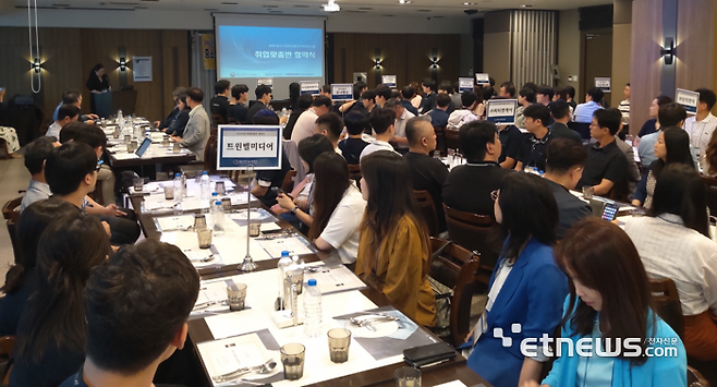 평촌과학기술고등학교와 취업맞춤반 학생들, 안양 및 인근지역 15개 중소기업은 4일 120여명의 관계자가 참여한 가운데 산학협약식을 가졌다.