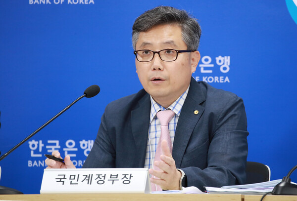 催情態韓国銀行経済統計局国民勘定部長が 5日ソウル中区韓国銀行で開かれた 2024年 1/4半期国民所得(暫定) 及び国民勘定 2020年基準年 1次改編結果説明会で発表している. 連合
