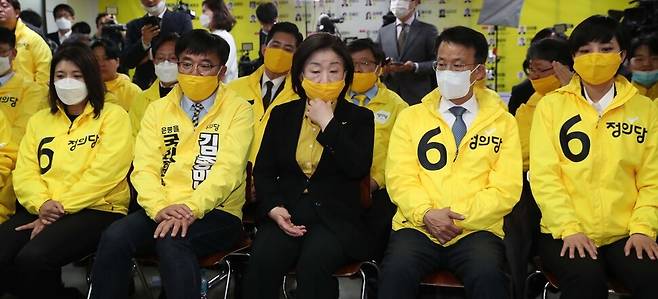 심상정 정의당 대표와 의원, 당직자들이 2020년 4월15일 저녁 서울 여의도 당사에서 제21대 총선 개표방송을 지켜보고 있다. 연동형 선거제가 도입됐지만 정의당 의석수는 6석에 그쳤다. 한겨레 박종식 기자