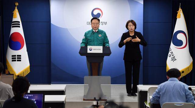 조규홍 보건복지부 장관이 4일 서울 종로구 정부서울청사에서 전공의 사직서 수리금지·진료유지·업무개시 명령 철회 관련 브리핑을 하고 있다.왕태석 선임기자