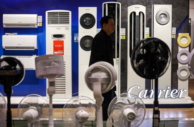 이른 더위가 찾아온 올해 4월 18일 서울의 한 대형마트 가전코너에 에어컨과 선풍기가 진열돼 있습니다. 가전업계에 따르면 이 주에 판매된 에어컨이 전년 동기 대비 약 50% 늘었다고 해요. 선풍기와 서큘레이터도 동기 대비 수요가 각각 2배, 2.5배 늘었고요. 기후위기가 가속화하면서 예전에는 6~8월 한여름에나 틀던 에어컨을 4월, 5월부터 튼다는 경우도 심심치 않게 찾아볼 수 있습니다. 뉴시스