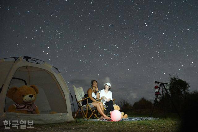 사이판 북부는 빛 공해와 대기 오염이 없어 별빛 투어에 최적의 조건을 갖췄다. 여행 업체가 텐트와 소품을 준비해 기념사진을 찍어주기도 한다.