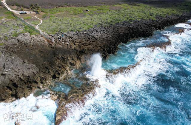 티니언 섬의 블로홀. 해변 암반 구멍으로 바닷물이 분수처럼 솟구친다.