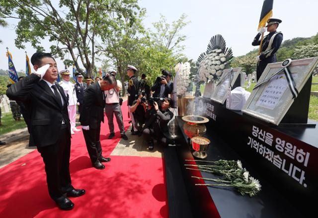 5일 서울 동작구 국립서울현충원에서 열린 6·25전쟁 전사자 형제 전병섭 하사·전병화 이등상사의 '호국의 형제' 안장식에서 신원식 국방부 장관이 거수경례를 하고 있다. 연합뉴스