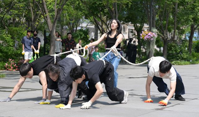 녹색연합이 환경의 날을 맞아 5일 서울 종로구 광화문광장 세종대왕 동상 앞에서 야생동물 게릴라 퍼포먼스를 진행하고 있다. 최주연 기자