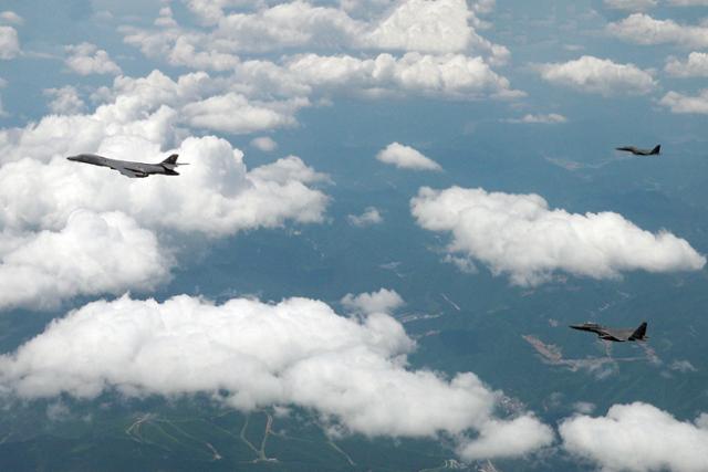 미 공군 전략폭격기 B-1B와 우리 공군 F-15K가 5일 한반도 상공에서 한미 연합공중훈련을 실시하고 있다. 국방부 제공