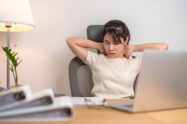 뭉쳐있는 목을 스트레칭 해주면 잠 깨는 데 도움이 된다./사진=게티이미지뱅크