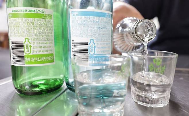 잔술판매 시행에 업주와 소비자는 ‘신선도와 위생’을 염려했다. 개봉한 소주는 일반적으로 10~20도 사이에서 보관하는 게 좋다. 냉장 보관하면 소주의 맛과 향이 더 오래 유지된다./사진=뉴시스