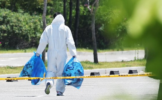 지난 2일 경기도 시흥의 한 주차장에서 군 관계자가 북한발 ‘오물 풍선’ 잔해를 수거하고 있다. [연합뉴스]