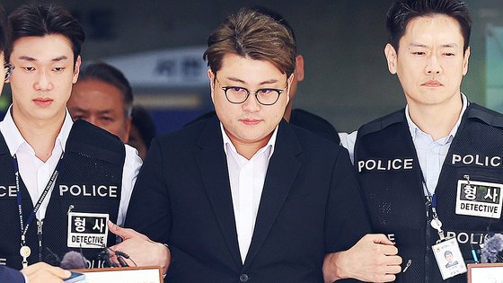 음주 뺑소니 혐의를 받는 가수 김호중이 지난달 24일 구속 전 피의자 심문(영장실질심사)을 마친 뒤 서울 서초구 서울중앙지법을 나와 호송차로 향하고 있다. 연합뉴스