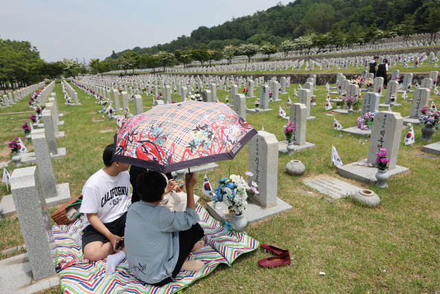 ▲ 현충일을 하루 앞둔 5일 오후 서울 동작구 국립서울현충원을 찾은 참배객이 묘역을 참배하고 있다. 연합뉴스