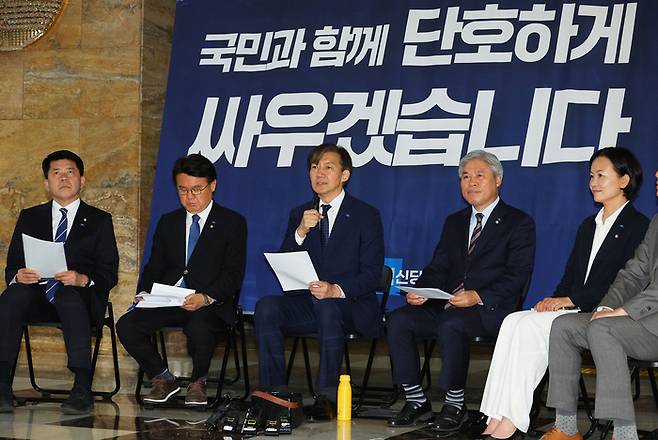 조국 조국혁신당 대표가 5일 국회 로텐더홀에서 열린 최고위원회의에서 발언하고 있다. 연합뉴스