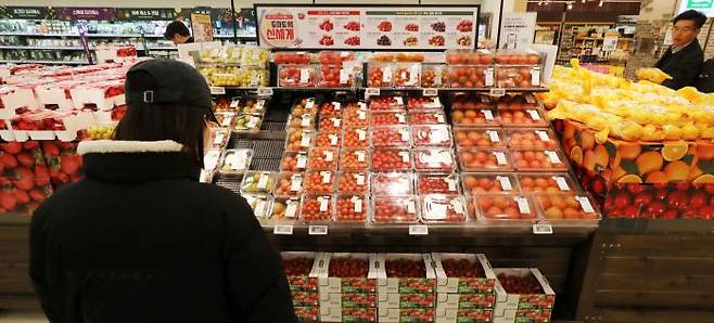 A citizen shops for groceries at a hypermarket in Seoul, South Korea. Han Soo-bin