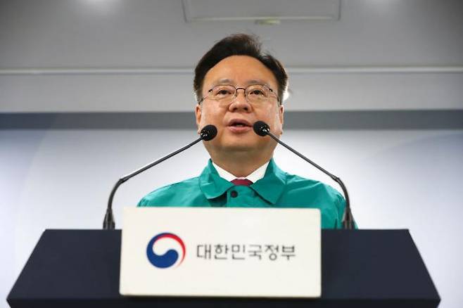 South Korea\'s Health and Welfare Minister Cho Kyu-hong gives a briefing. Lee Joon-heon