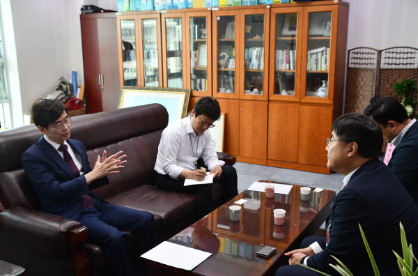 국민의힘 조경태 의원은 5일 대한항공 최정호 부사장을 만나 에어부산 존치 방안 마련을 촉구했다. 조경태 의원실