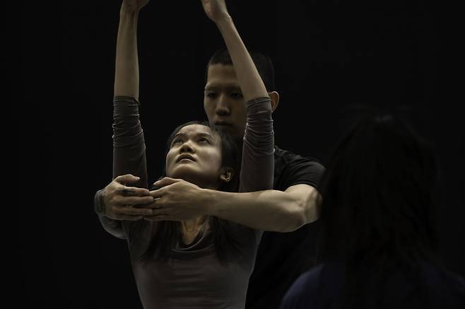 Dancers rehearse a scene from “Init.” (Korea National Contemporary Dance Company)