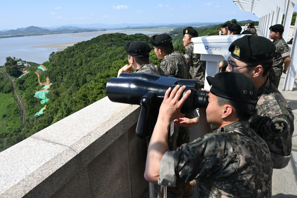 우리 군 장병들이 4일 오두산 통일전망대에서 망원경으로 북측을 관찰하고 있다. 파주=윤웅 기자