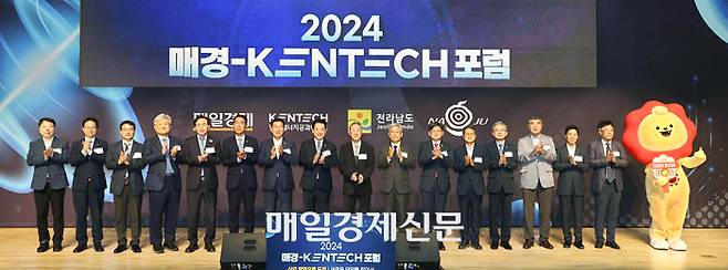 ‘매경-KENTECH 포럼’이 4일 전남 나주혁신도시 한국에너지공과대(KENTECH) 대강당에서 열렸다. ‘신의 영역으로의 도전 : 새로운 태양을 찾아서’를 주제로 열린 이날 행사에는 전남 정· 재·학계 주요 인사 500여 명이 참석했다. <사진=한주형 기자>