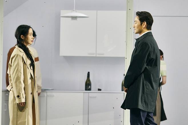 사이먼 스톤이 현대의 한국을 배경으로 재해석한 연극 '벚꽃동산'의 한 장면.  LG아트센터