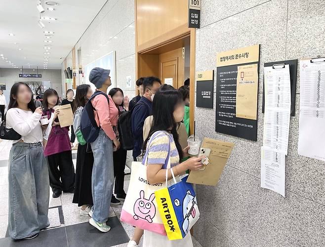 올해 4월까지 부동산 신규 경매가 4만건 넘게 접수되면서 11년 만에 최다로 집계됐다. 부동산 구조조정 매물도 가세하면 올해 역대급 경매시장이 열릴 것으로 관측된다. 지난 3일 서울 송파구 서울동부지법 경매 입찰법정 앞이 경매에 참여하는 사람들로 붐비고 있는 모습. 한주형 기자