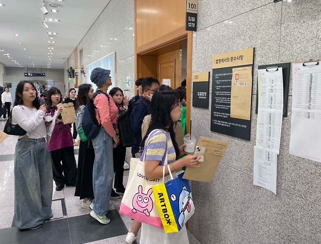 3일 서울 송파구 서울동부지법 경매 입찰법정 앞이 경매에 참여한 시민들로 붐비고 있다. 2024.6.3 [한주형 기자]