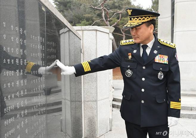 [서울=뉴시스] 조성우 기자 = 남화영 소방청장이 2일 충남 천안시 중앙소방학교 내 소방충혼탑을 참배, 순직 소방인의 위패를 살펴보고 있다. (사진=소방청 제공) 2024.01.02. photo@newsis.com  *재판매 및 DB 금지 /사진=편집부