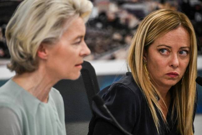 40대 이상 기성세대의 선택지로 여겨졌던 극우 정당으로 젊은 세대가 몰리는 요인은 인플레이션으로 망가진 경제, 우크라이나 전쟁 등으로 불안한 안보, 끝없이 밀려드는 불법이민, 막대한 비용이 요구되는 지속적인 기후 위기 등이 있다.  조르자 멜로니 이탈리아 총리(오른쪽)가 우르줄라 폰데어라이엔 유럽연합(EU) 집행위원장을 물끄러미 바라보고 있다. /AFPBBNews=뉴스1