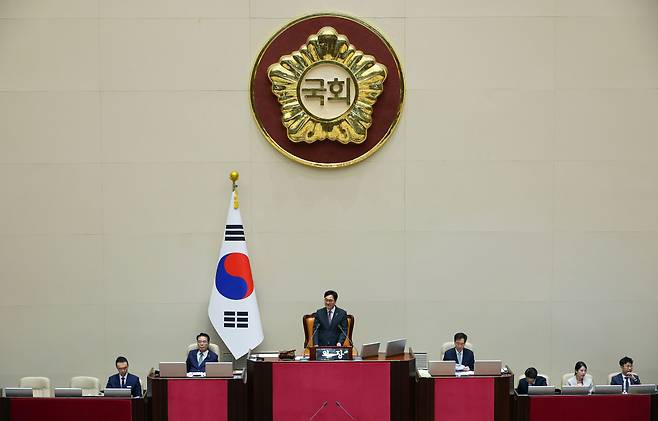 5일 오후 서울 국회에서 열린 제22대 국회 첫 본회의에서 국회의장으로 선출된 우원식(가운데) 의원이 당선인사를 하고 있다. [연합]